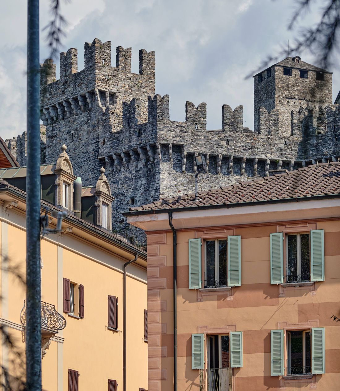 Centro storico con le mura di un castello ticinese