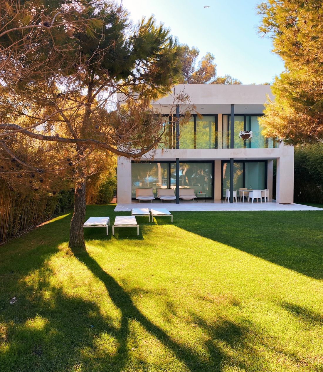 Villa contemporanea con giardino al sole